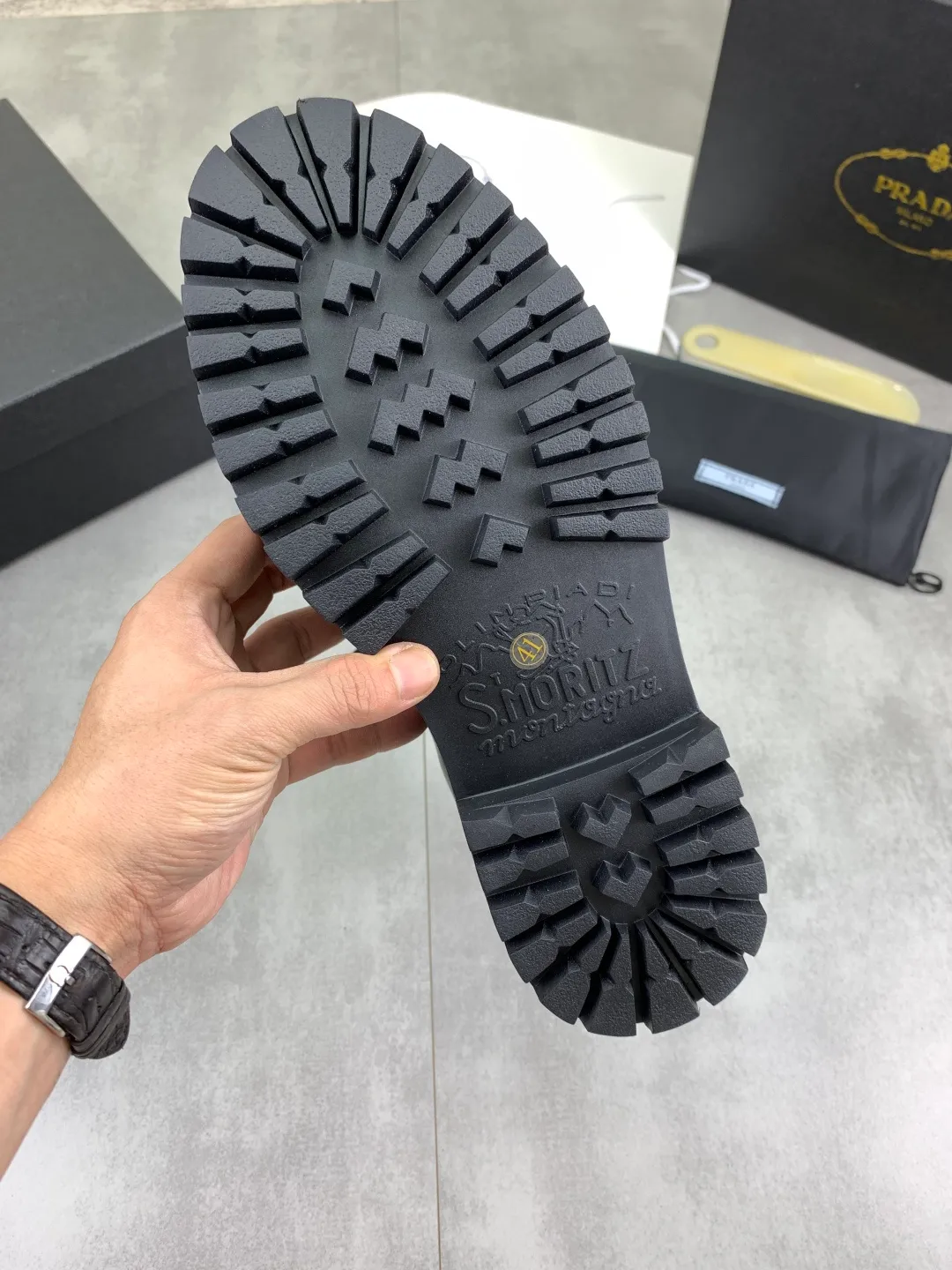 Men's shoes 💰P800 new style 💰 high-top boots 💎💎💎 water-dyed cow lining original order quality PRADA —🆘.Prada original order purchasing, high-end business leather shoes, fabric: imported from Italy calfskin ➕ water-dyed cow lining / cowhide lining ➕ special original foam outsole, fine workmanship, real thing ^_^ Photographed 🎬size: 39-45